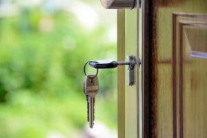 Casa en Temuco centro, 3D 2B, 500 m² terreno 7 Key inserted in door lock against a blurred green background, symbolizing security and real estate.