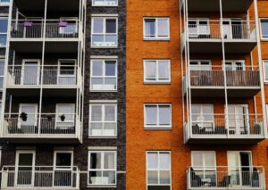 Departamento moderno en Temuco | 2D + 2B + 1 Estacionamiento | Sector Av. Alemania 4 Detailed view of a modern apartment building's exterior with balconies and glass windows.