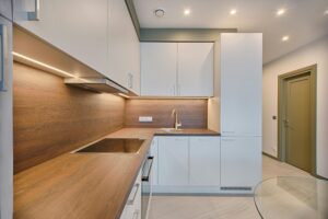 Departamento moderno en Temuco | 2D + 2B + 1 Estacionamiento | Sector Av. Alemania 7 Modern kitchen interior with minimalistic design and wooden accents, captured with natural lighting.