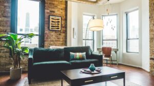 Departamento moderno en Temuco | 2D + 2B + 1 Estacionamiento | Sector Av. Alemania 5 Contemporary living room with elegant decor and cozy furniture in urban setting.