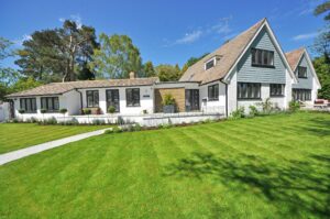 Casa en Temuco centro, 3D 2B, 500 m² terreno 6 Contemporary house exterior with large manicured lawn and beautiful garden.