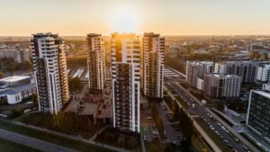 Departamento moderno en Temuco | 2D + 2B + 1 Estacionamiento | Sector Av. Alemania 3 Captivating high-rise buildings silhouetted by a setting sun in a bustling cityscape.